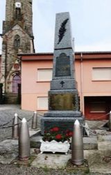 Mai 2012 : Monument aux morts de Vézelois, avant son déplacement